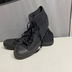 MENS ALL BLACK CONVERSE. Can be cleaned up!